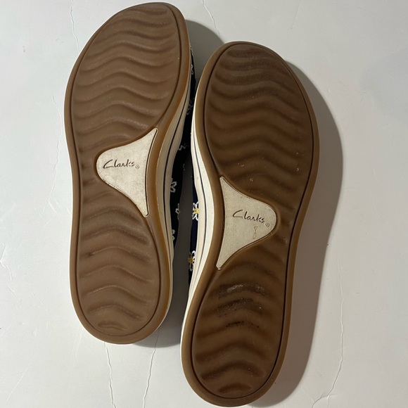Clarks Cloudsteppers Breeze Shore Mule Slip-ons Blue Embroidered Daisies size 10 - Picture 9 of 10
